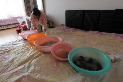东平楼上漏水，住户失联，小区没物管，业主维权难！律师来支招……